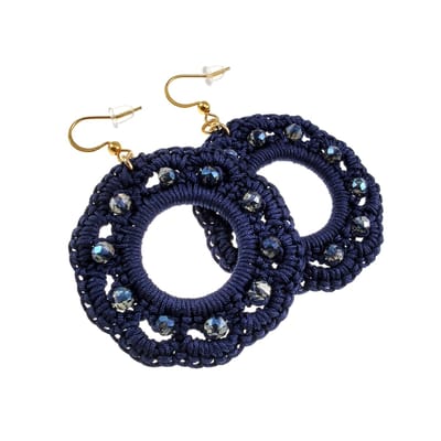 Exclusieve Marineblauw Crochet Oorbellen met Kristallen, Haakoorbellen Dames, RVS Goudkleurig - Lengte 63mm - Handgemaakt esde2