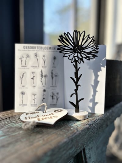 Creaties van Hier - Geboortebloem met houten hartje - September - Aster - Zwart MDF - Hout