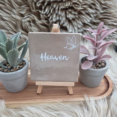 Robuust wenstegeltje “Heaven” – Herdenkingscadeau – Decoratie – Gedenken - Trendy nu - Vlinder – Decoratief Tegeltje met Standaard