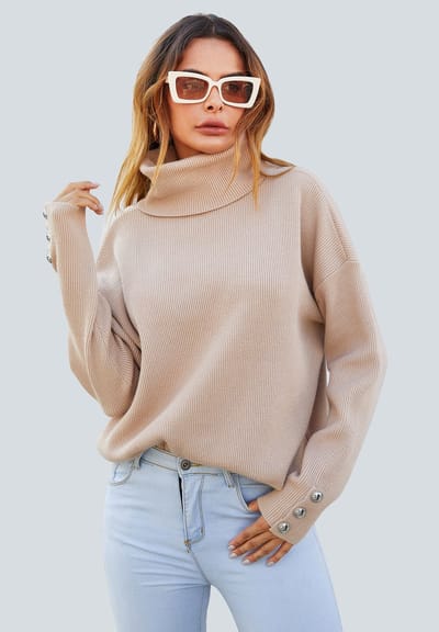 Trui met knoopdetail op de mouw en hoge hals in beige