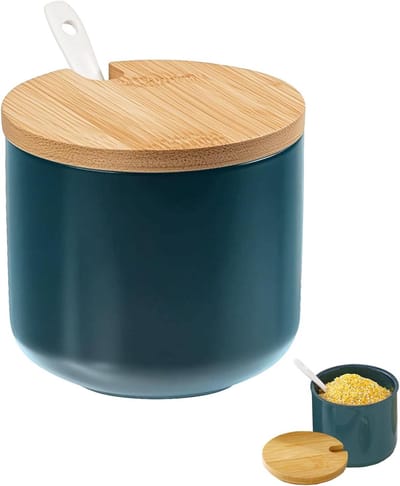 Elegante zoutpot met houten deksel en lepel, moderne zoutcontainer in smaragdgroen voor keuken en tafel, stijlvol zoutvat met maatlepel voor kruiden en specerijen