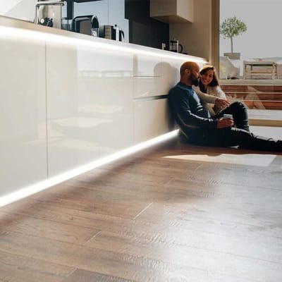 HOFTRONIC Flex60 - Dimbare LED Strip 2m - 6000K daglicht wit - 60 LEDs per meter 2835 High Lumen - 308 Lumen per meter - IP65 voor binnen en buiten - Waterdicht en UV bestendig - Per meter inkortbaar - Incl. Netvoeding en eurostekker