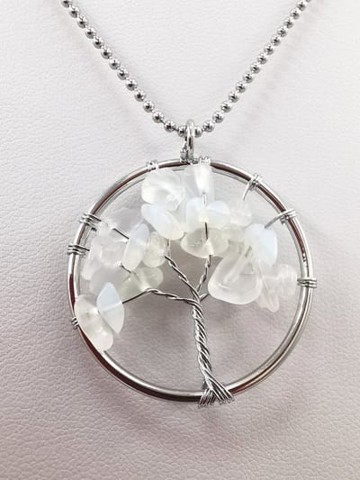 Ketting - verzilverd - L 50 cm met Edelsteen - Opaal - Tree of life - hanger - Ø 3cm - Made by hand. Werking: Een vrolijk, optimistisch, levenslustig.