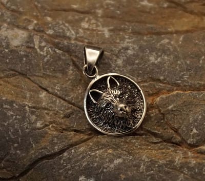 925 Zilveren hanger wolvenkop op ronde schild - Sterling zilveren bedel voor aan een ketting van wolvenkop - zilver hanger cadeau voor dieren vriend - mooie hanger wolf op rond schild - 925 zilver hanger wilde dieren - hanger zilver wolf