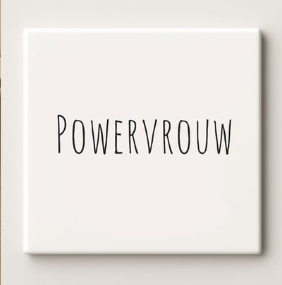 Inspirerende Quote Keramische Tegel “Powervrouw” – Minimalistische Krachtige Wanddecoratie voor Huis & Kantoor, 15 x 15 cm