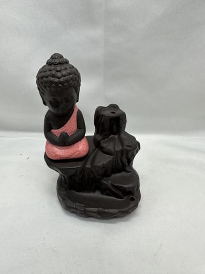 Decoratieve Boeddha op rots wierrookhouder - roze - hoogte 12 cm x 9 x 6 cm - polyresin - Woonaccessoires - Decoratieve beelden - Wierrookhouder