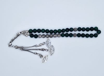 Handgemaakte naam tasbih 33 Kralen Natuursteen “Malachiet” - met metaal tassel “Ogen"- Met je naam of de naam van uw geliefde- 8 mm diameter van de korrel
