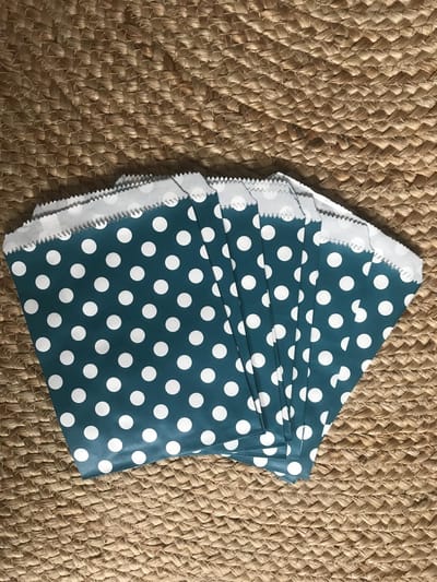 Traktatiezakjes - Uitdeelzakjes - Verjaardagzakjes - Feestzakjes - Snoepzakjes - Blauw / Groen - Witte Stip - Papier - 13x18 cm | Polkadot - Dots | Geboorte - Verjaardag - Bruiloft - Feest - Babyshower | Traktatie - Kado - Party Gift | Snoep - Koek