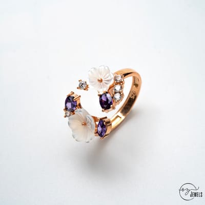 OZ Jewels Verstelbare Roségoud Gekleurde Zilveren Ring met Unieke Magnoliadesign Versierd met Synthetische Amethist - Moederdag - Valentijnsdag - Cadeau - Mother's Day - Valentine's Day - Gift
