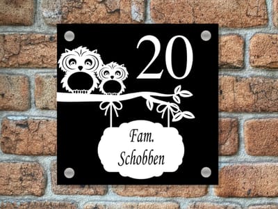 Naambordje / huisnummer voordeur uil met uithangbord zwart