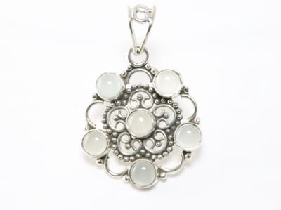 Opengewerkte zilveren hanger met aqua chalcedoon