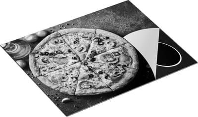 Chefcare Inductie Beschermer Pepperoni Pizza op een Zwarte Marmeren Plaat - Zwart Wit - 65x50 cm - Afdekplaat Inductie - Kookplaat Beschermer - Inductie Mat