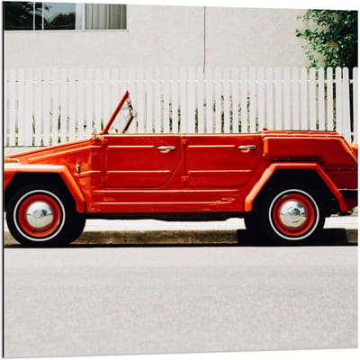 Dibond - Rode Auto in Straat  - 80x80cm Foto op Aluminium (Met Ophangsysteem)
