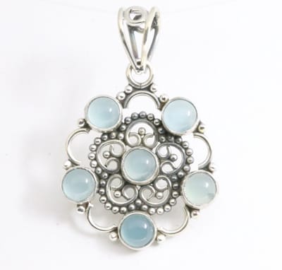Opengewerkte zilveren hanger met blauwe chalcedoon