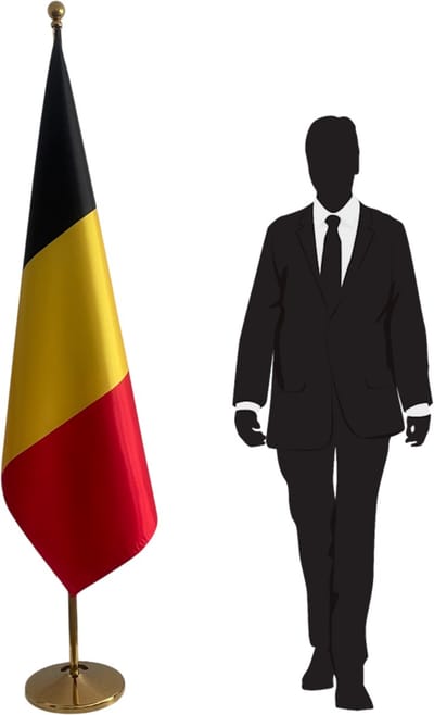 Belgische vlag met standaard en mast RVS – goudkleurige afwerking – zware vloerstandaard Ø 360 mm (3 kg) – telescopische mast tot 2,5 m – 100x150 cm dubbelzijdig bedrukt – luxe kantoor vlag binnen