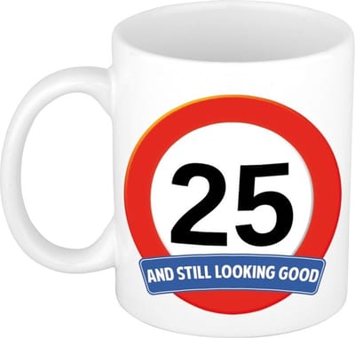Koffie mok / cadeau beker - 25 jaar - verjaardag - still looking good - wit - stopbord - 300 ml - keramiek