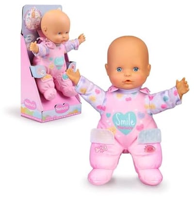 NENUCO Famosa NFNB0000 Pleister, zacht lichaam, pop met babygeluiden, zegt papa en mama, huilt en lacht, Quita en Pon, speelgoed voor kinderen vanaf 10 maanden