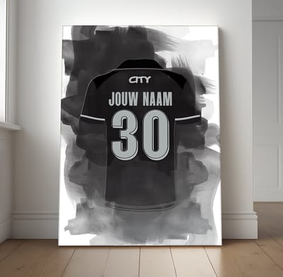 Man City voetbalposter met personalisatie - Met eigen naam en rugnummer - A1 formaat - 59.4x84.1 cm - Semi/ glossy papier - Voetbal shirt poster - Geïnspireerd op de kleuren van Manchester City en een beetje fantasie