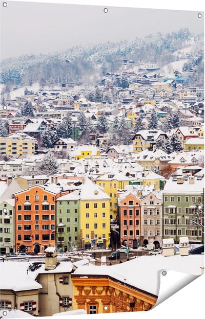 Gards Tuinposter Gekleurde Huisjes met Sneeuw in Oostenrijk - 90x120 cm - Tuindoek - Tuindecoratie - Wanddecoratie buiten - Tuinschilderij
