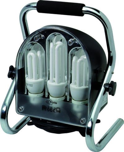 PROFILE spatwaterdichte werklamp op voet - 2x18W 1x24W spaarlamp - 2 stopcontacten met PENAARDE - IP54 - zwart
