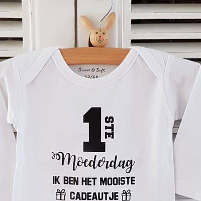 Rompertje baby tekst cadeau mama | eerste moederdag ik ben het mooiste cadeautje  | Lange mouw | wit zwart | maat 62-68