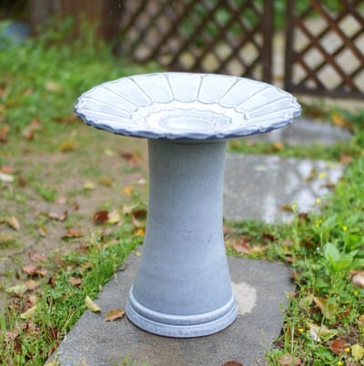 Vogelbad STILVORA – Handgemaakt Keramiek – Ø 43 cm en 45 cm Hoog – Lichtblauwgrijs – Weerbestendig Voor Tuin Terras en Balkon