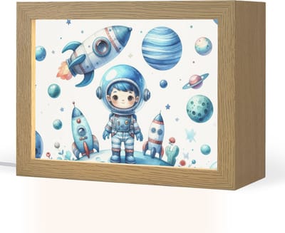 Nachtlampje 20x15 cm - Kinder lampje - Ruimte - Blauw - Astronaut - Raket - Planeten - Tafellamp kinderkamer - Slaapkamer lamp - Bedlamp kinderen - Kinderlampje stopcontact - Wandlamp babykamer - Nachtlampjes