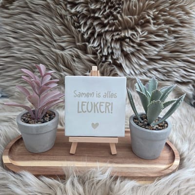 Robuust wenstegeltje “Samen is alles leuker!” – Liefde & Vriendschap Cadeau – Keramiek – Decoratie – Relatie Cadeautje – Vriendschap - Trendy nu – Decoratief Tegeltje met Standaard – Cadeau Idee