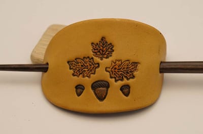 leren haarspeld + stokje beige van bladeren met eikels - haarspeld met herfst items - leren haarspeld met eikels - motieven op haarspeld - stevige haarspeld - haarspeld voor krullen haar - haarspeld voor lang steil haar - dames haarspeld