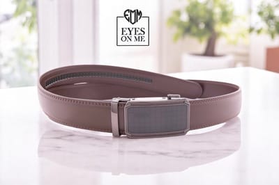 Bruine 150 cm lange lederen riem zonder gaatjes met automatische gesp voor heren met een maatje meer ( Model L099 )