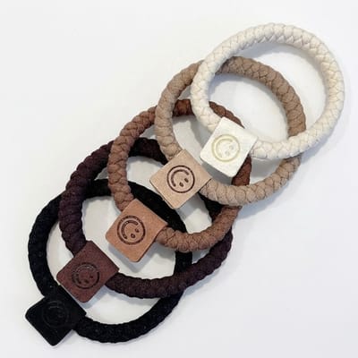 Set van 5 gevlochten haar elastiekjes – sterke elastische haar banden – neutrale beige bruin zwart mix – haar accessoire met smiley detail voor dames en meisjes