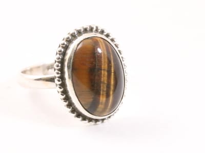 Bewerkte ovale zilveren ring met tijgeroog - maat 19.5