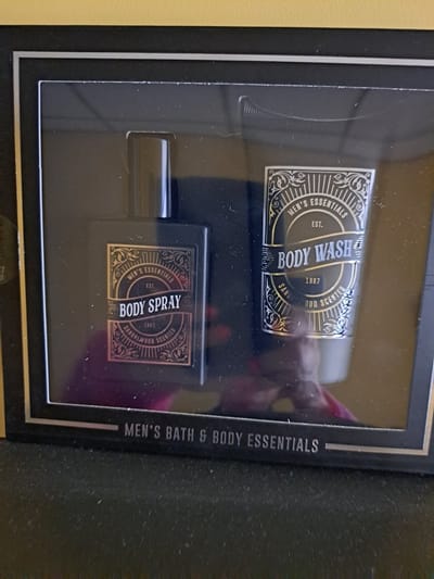 men's essentials - mannen geschenk set - body wash - body spray- sandelhout - geschenk verjaardag- zwart - leuk kado - stoer pakje kerst - vader dag