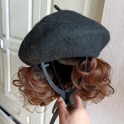 Modieuze dames herfst- en winterbaretpruik, pruik met imitatiekort krullend haar, natuurlijke pruikkap.