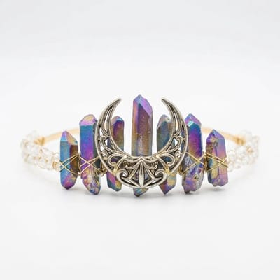 Regenboog kristallen tiara met goudkleurige maan hanger – diadeem voor dames – iriserende hoofdband met edelsteen look en maanmotief – geschikt voor festivals, bruiloften en fotoshoots