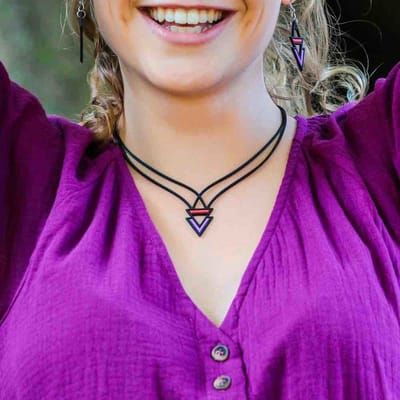 Batucada - Bermudes - Collier van Plantaardige Oorsprong en Hypoallergeen - Vrouwen Ketting met driehoek – Antiallergisch halsketting - Zwart – Rood - Paars - lengte 40/45 cm – effect Tattoo - ziet er uit als Rubber
