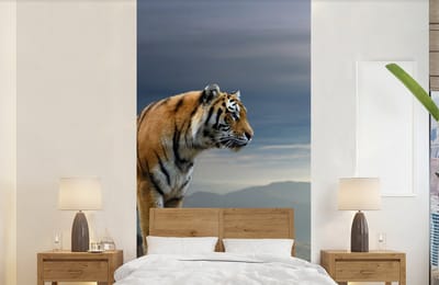 Behang - Fotobehang Tijger - Berg - Natuur - Landschap - Breedte 120 cm x hoogte 240 cm