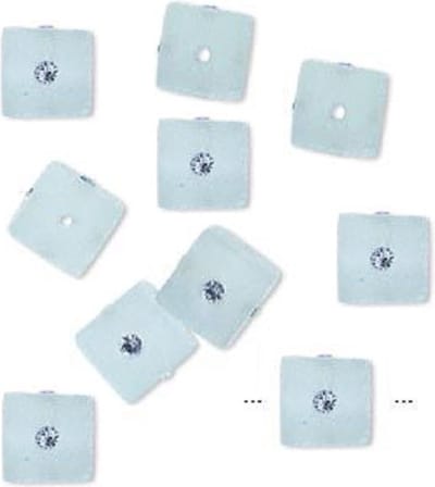 Frosted lichtblauwe resin kralen, kubus 8x8x8mm, met Light Sapphire Swarovski chatons. Per 20 stuks