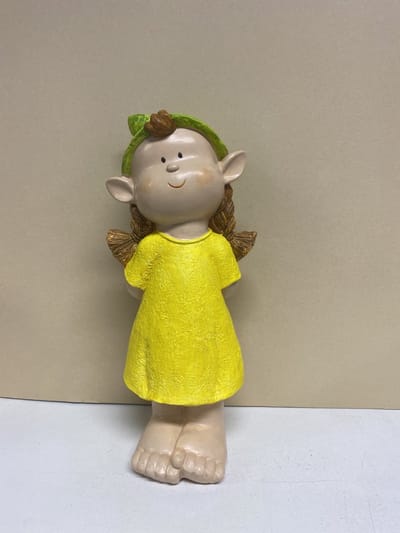 Decoratief beeldje "Meisje" - Gele jurk + groene muts - Hoogte 25x11x8 cm - polyresin - Decoratieve beeldjes - Woonaccessoires