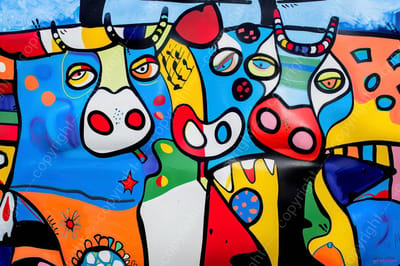 John Joseb Art (Aluminium) 90x60 | Koeien, kleurrijk, abstract, Herman Brood stijl, kunst | dier, koe, stier, rood, groen, geel, blauw, woonkamer, modern | foto-schilderij op dibond, metaal wanddecoratie