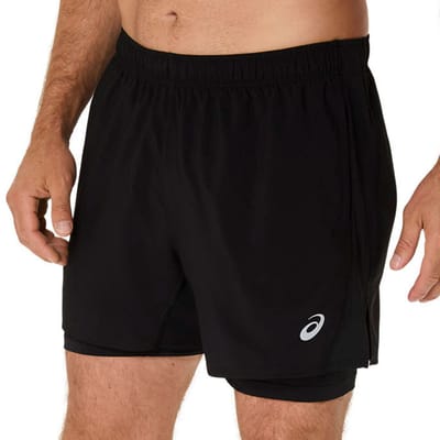 Asics core 2n1 5in short in de kleur zwart.