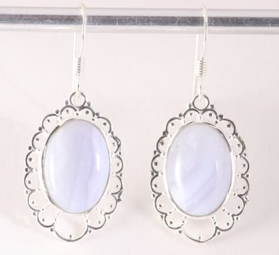 Opengewerkte zilveren oorbellen met blauwe lace agaat