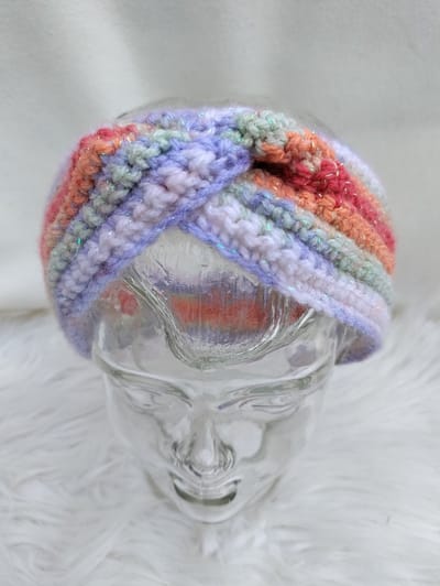 Handgemaakte haarband / hoofdband / oorwarmer in wit, zalm, oranje, lichtgroen, lichtblauw met glinsterdraad gehaakt