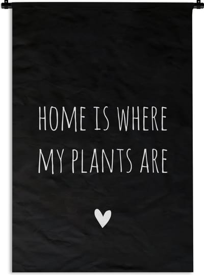 Wandkleed - Wanddoek - Engelse quote "Home is where my plants are" met een hartje op een zwarte achtergrond - 90x135 cm - Wandtapijt