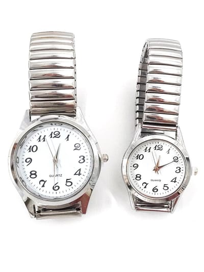 Set - Horloge - Koppels - Vrouw - man - Rekbaar - Klassiek - Zilverkleurig – RVS - Witte duidelijke wijzerplaat - past bijna elke pols - Hetzelfde horloge voor hem en haar.