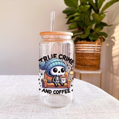 True Crime Glazen Drinkbeker met Glazen Rietje en Deksel - Bubble Tea - Koffiebeker - Koffieglas - Koffie glas - 500ml ijskoffie beker - Koffie beker - Mason Jar - Boba - Theebeker - Thee beker - Glazen Drinkbeker - Ijskoffie glas