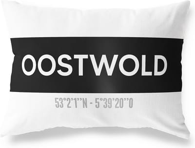 Tuinkussen OOSTWOLD - GRONINGEN met coördinaten - Buitenkussen - Bootkussen - Weerbestendig - Jouw Plaats - Studio216 - Modern - Zwart-Wit - 50x30cm
