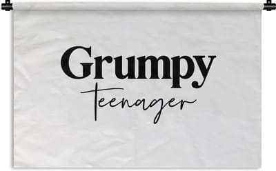 Wandkleed - Wanddoek - Kinderen - Spreuken - Zwart - Wit - Quotes - Grumpy teenager - 180x120 cm - Wandtapijt