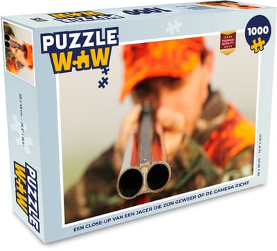 Puzzel Een close-up van een jager die zijn geweer op de camera richt - Legpuzzel - Puzzel 1000 stukjes volwassenen
