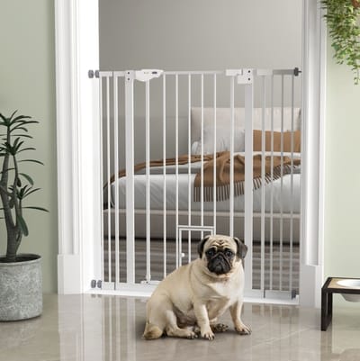 MEUNIQ Hondenhek 74-101 cm verstelbaar, 104,1 cm hoog, met dubbele vergrendeling, zelfsluitende deur en kattendeur, staal, wit, voor deur, gang en trap